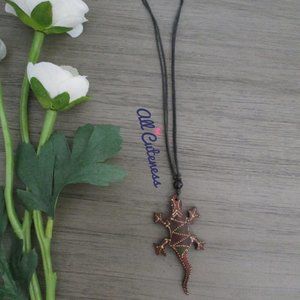 🎀 Handmade Gecko Necklace (NWOT)